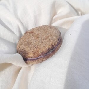 Alfajor de castañas y arándanos